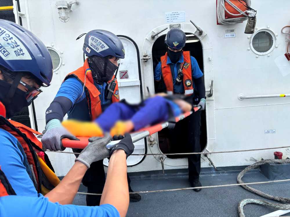 ▲여수해경 경찰관들이 응급환자를 이송중인 모습 ⓒ여수해양경찰서