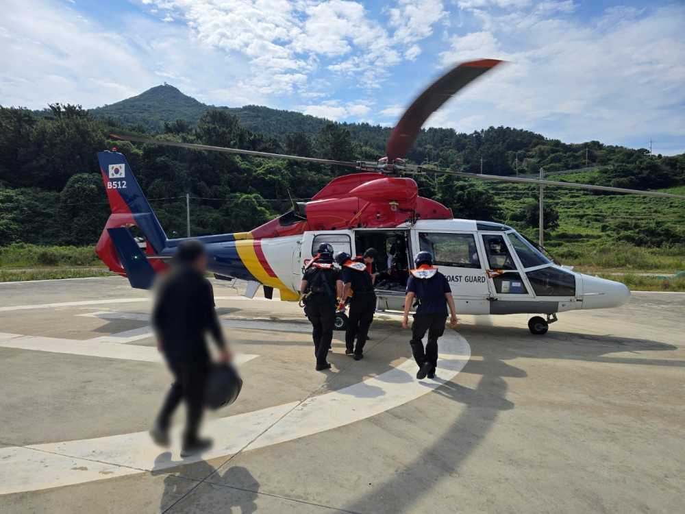 ▲ 여수해경 경찰관들이 응급환자를 이송중인 모습 ⓒ여수해양경찰서