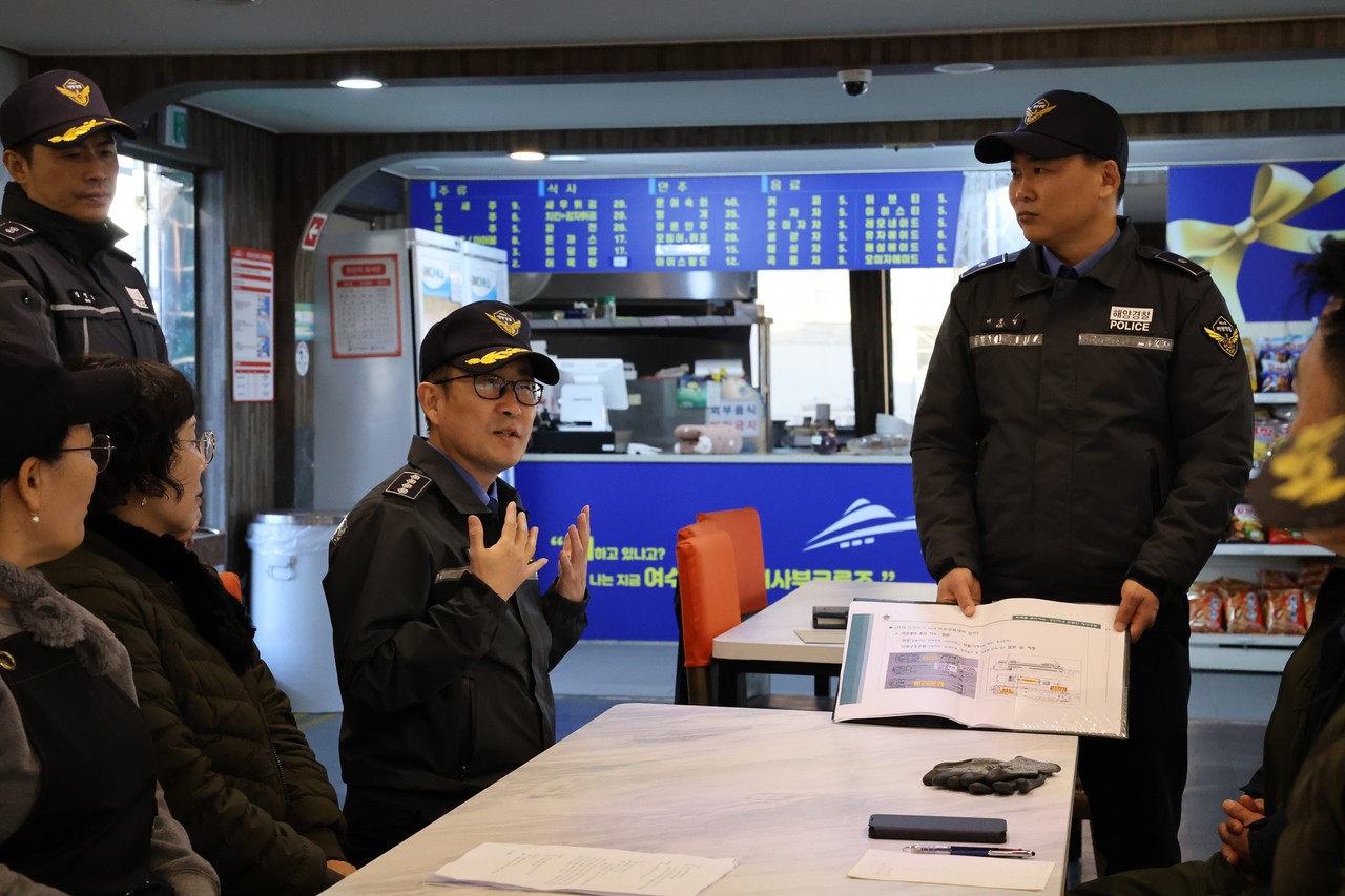 ▲ 김기용 여수해경서장이 유선을 점검중인 모습 ⓒ여수해양경찰서