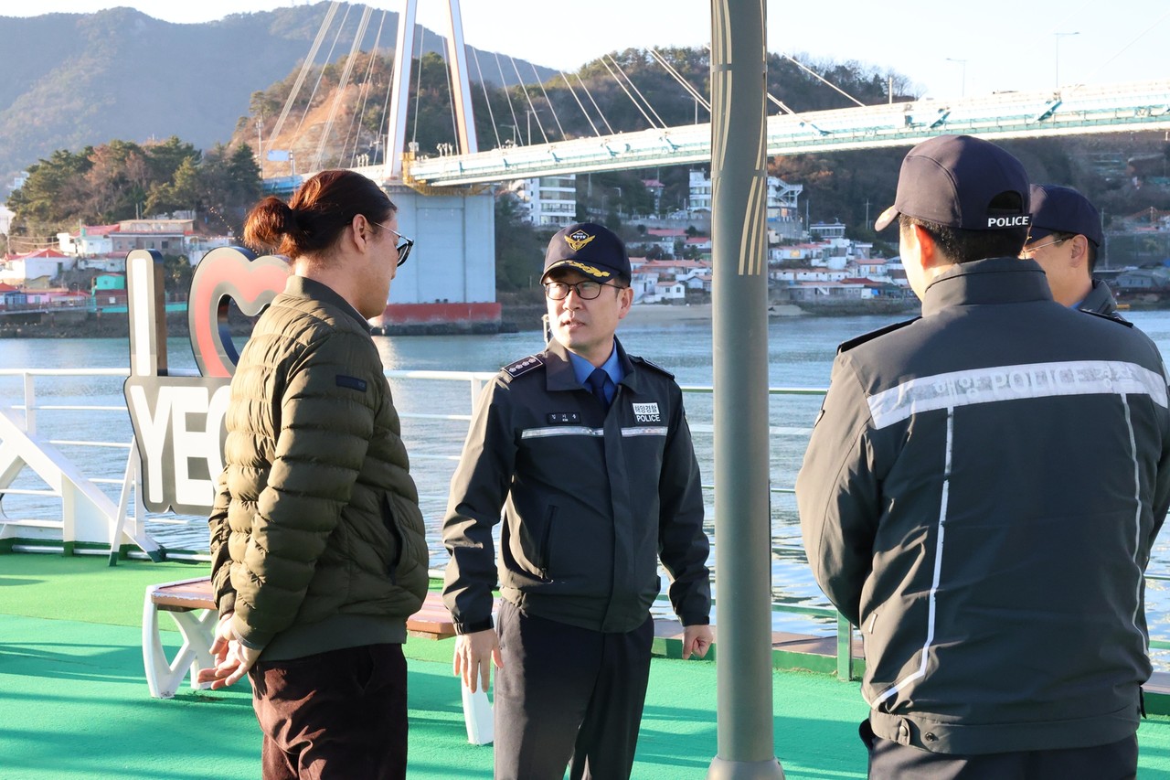 ▲ 김기용 여수해경서장이 유선을 점검중인 ⓒ여수해양경찰서