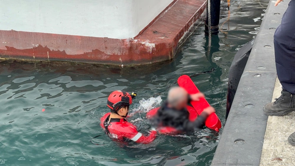 ▲ 여수바다파출소 경찰관이 입수하여 익수자를 구조중인 모습 ⓒ여수해양경찰서