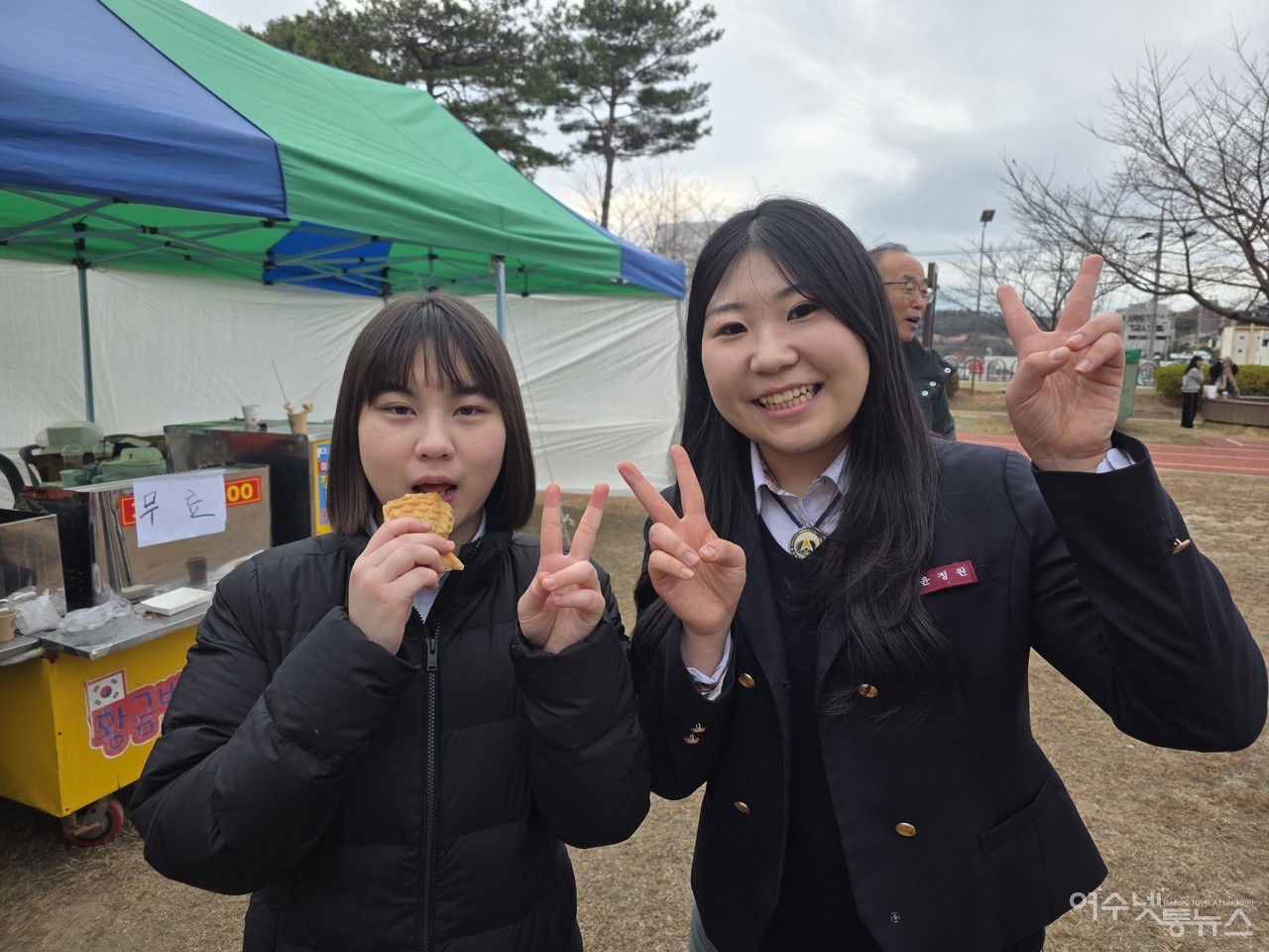▲ 제55회 여주제에서 만난 윤정원 전교학생회장(우)과 이진아 부회장 모습 ⓒ심명남