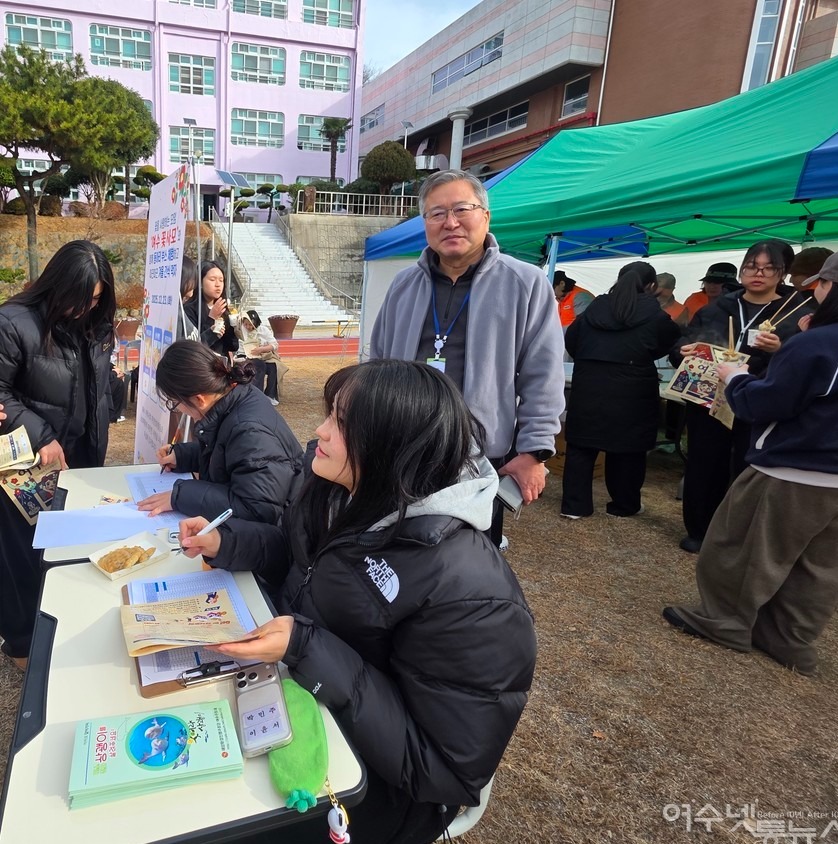 ▲ 여수여고 김회옥 교장이 여주제 학생들과 한컷 ⓒ심명남