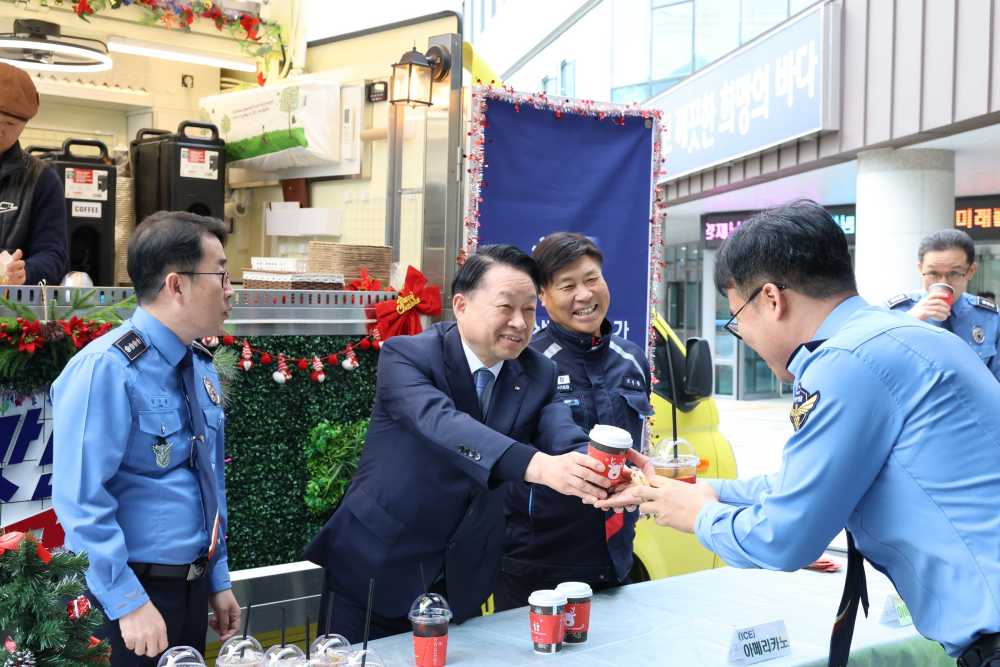 ▲커피를 전달하고 있는 상공회의소장 ⓒ여수해양경찰서