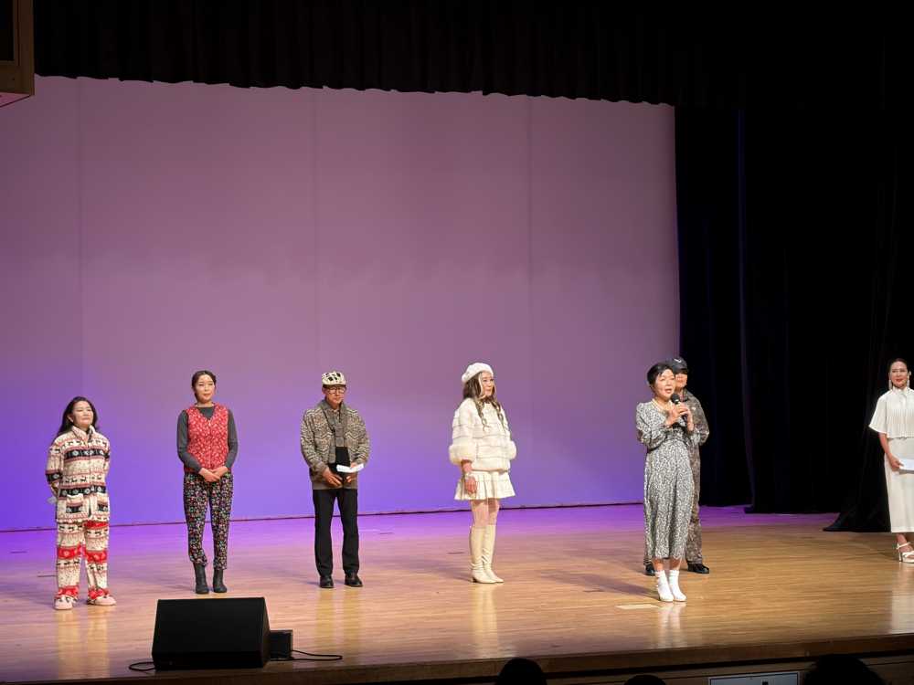 ▲전남대 여수캠퍼스 평생교육원 시니어연기·모델 최고위 과정에 참여한 수강생들이 16일 여수진남문예회관에서 그동안 갈고 닦은 실력을 선보이고 있다. ⓒ전남대학교 여수캠퍼스 평생교육원