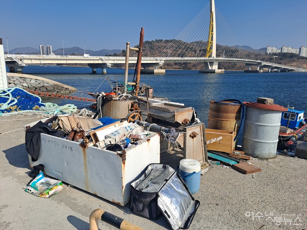 ▲ 여수 소호동 물양장에는 내다 버린 생활 쓰레기가 가득 쌓여있다. ⓒ조찬현