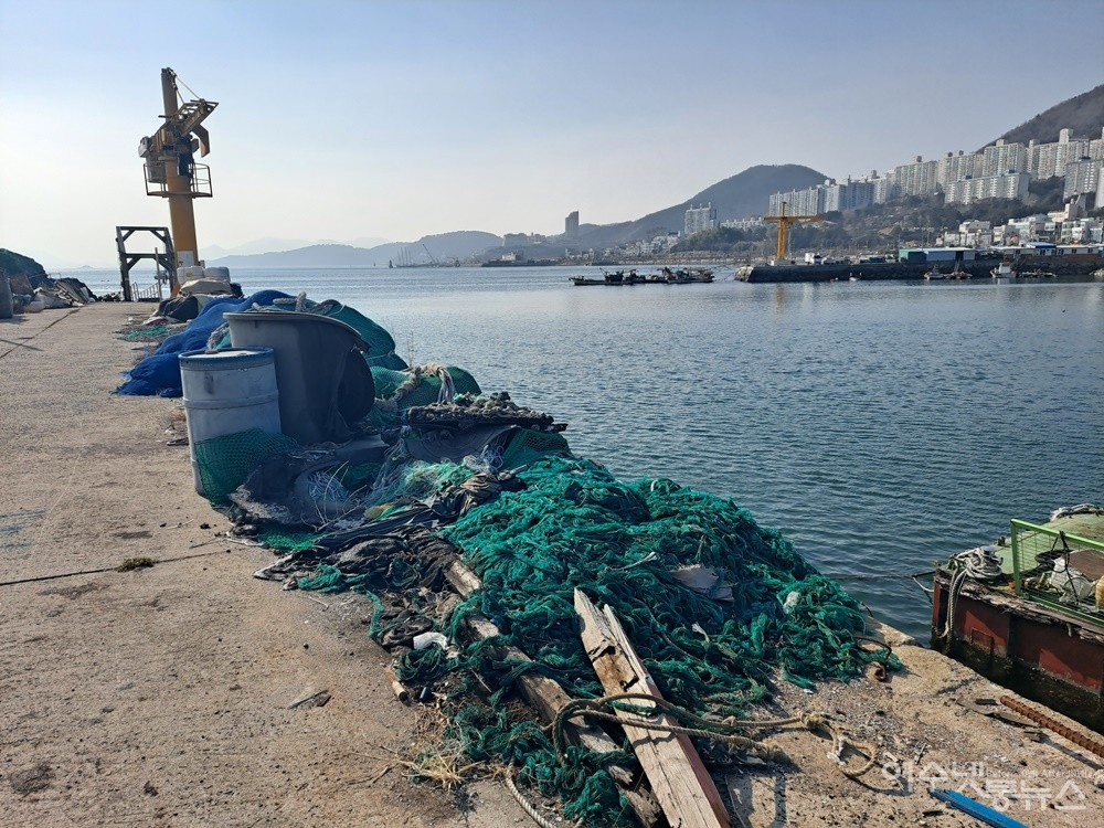 ▲ 여수 소호동 항호마을 앞 방파제 진입로 양쪽에 산더미처럼 쌓인 그물과 폐어구다. ⓒ조찬현