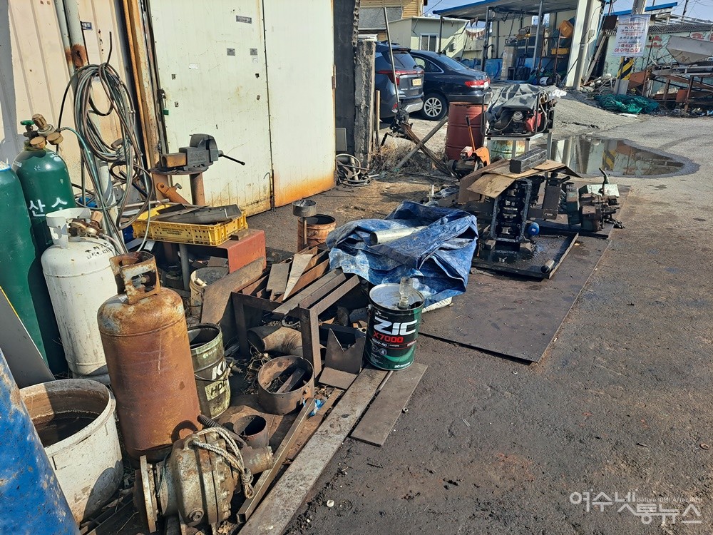 ▲ 여수 소호동 황호마을 인근 도로변에서는 선박 엔진 수리 작업을 하고 있다. ⓒ조찬현
