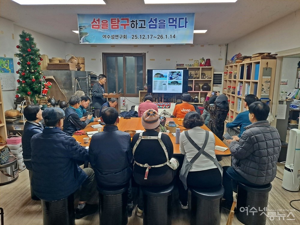 ▲ 박근세 사진작가가 ‘여수 섬 학교’ 2회차 강의를 하고 있다. ⓒ조찬현