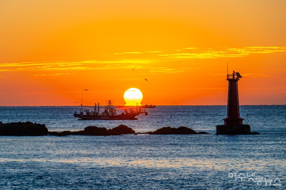 ▲ 김도정 작가의 '작금 등대 일출‘ ⓒ김도정