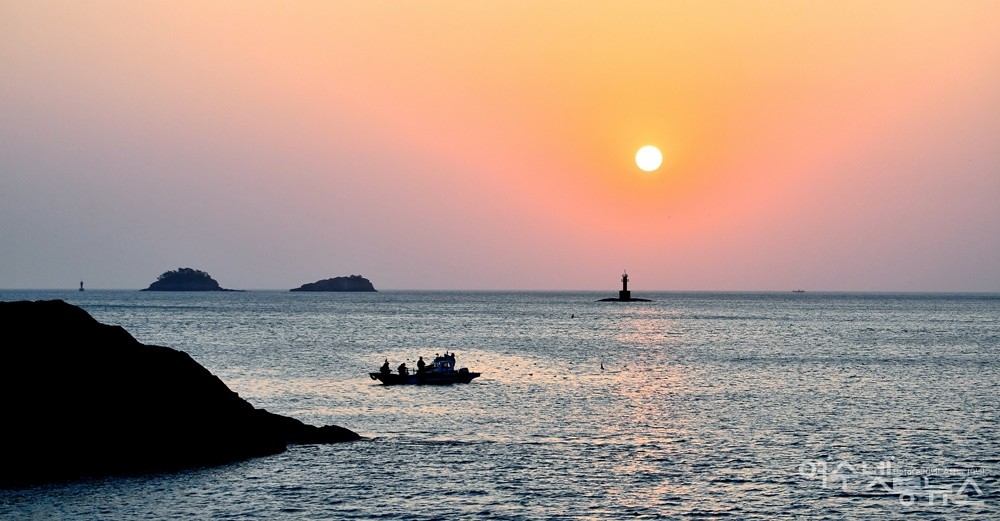 ▲ 박근세 작가의 여수에서 연도 가는 '선상 일출’ ⓒ박근세