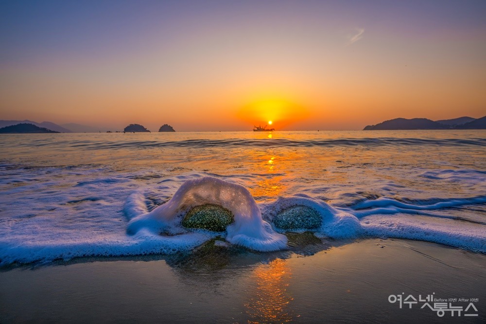 ▲ 김도정 작가의 '무술목 해변 일출’ ⓒ김도정
