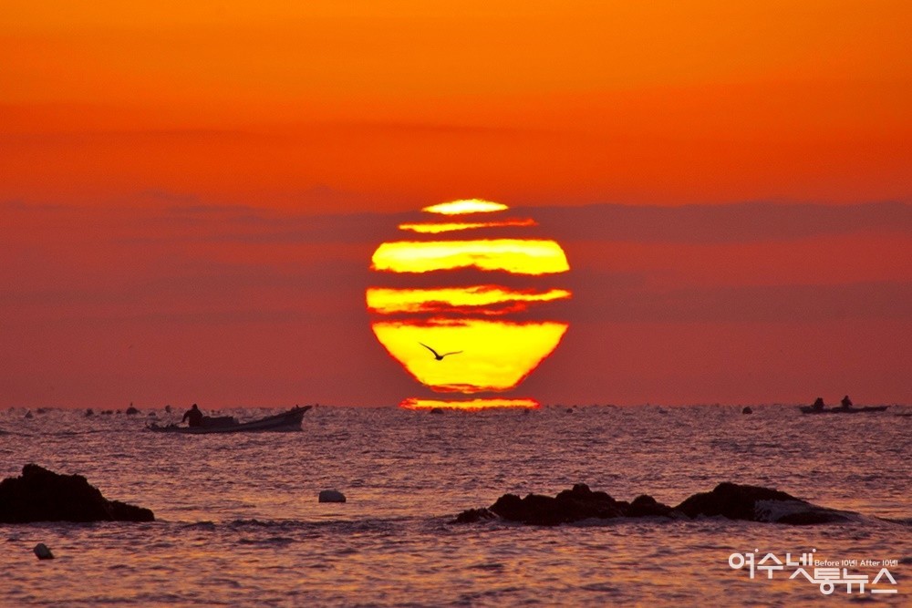 ▲ 정종현 작가의 '작금 등대' 오메가 일출 ⓒ정종현