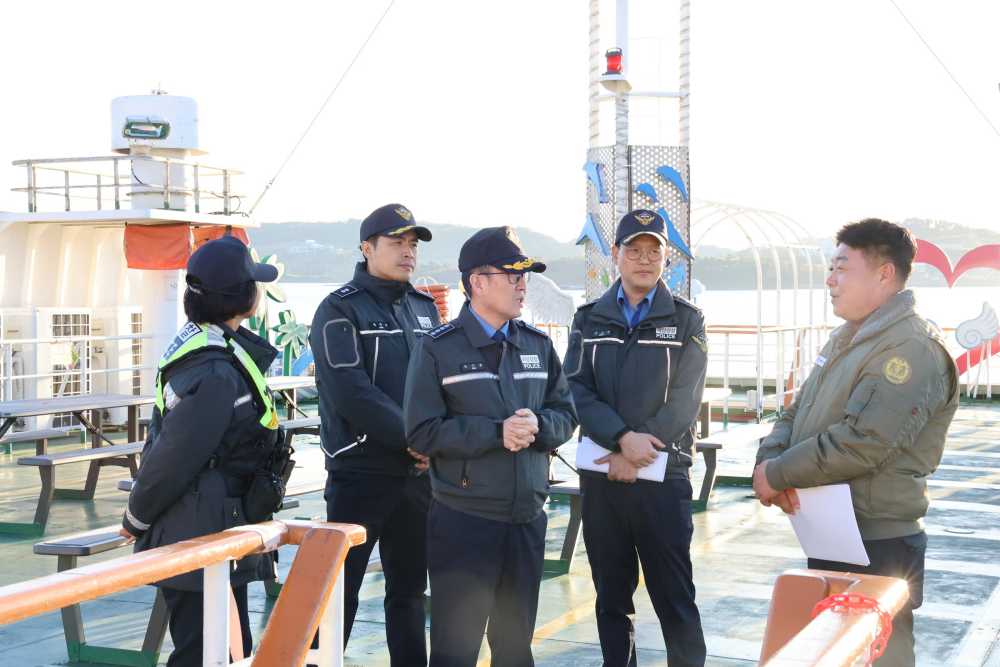 ▲ 김기용 여수해경서장이 해상 해맞이 유선 현장 점검중인 모습 ⓒ여수해양경찰서