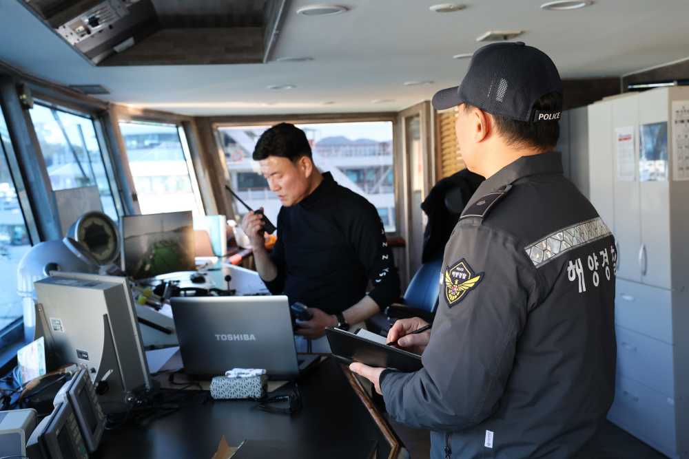 ▲ 여수해경 경찰관이 유선 비상상황 대비 훈련을 집행하고 있는 모습 ⓒ여수해양경찰서