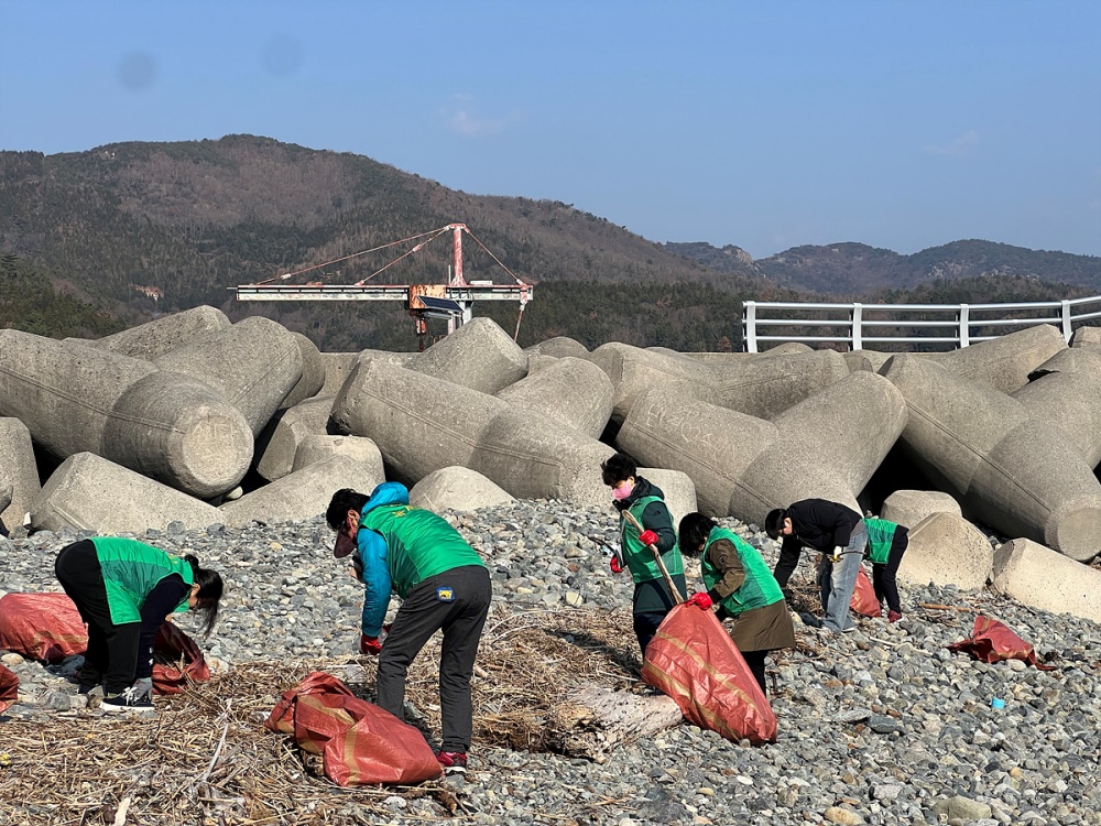▲ 여수시 만덕동은 만덕동 부녀회(회장 김희숙)와 함께 지난 29일 2026년 새해 해맞이를 대비해 만성리 해수욕장 일대에서 해안가 청결활동을 펼쳤다. ⓒ여수시