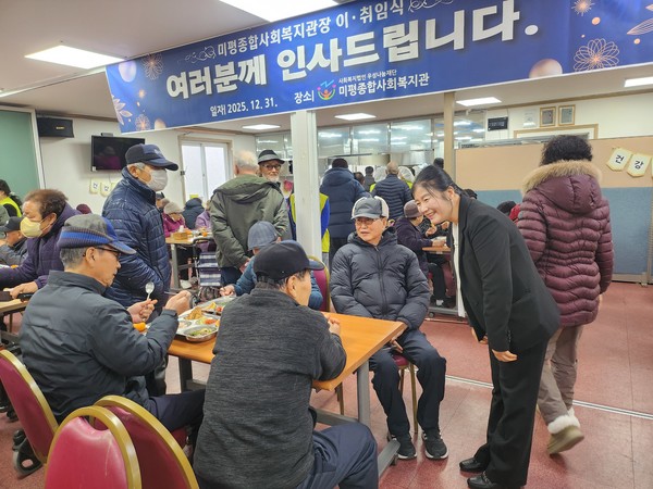 ▲ 미평종합사회복지관 황명숙 신임관장이 이용어르신들과 이야기를 나누고 있다.