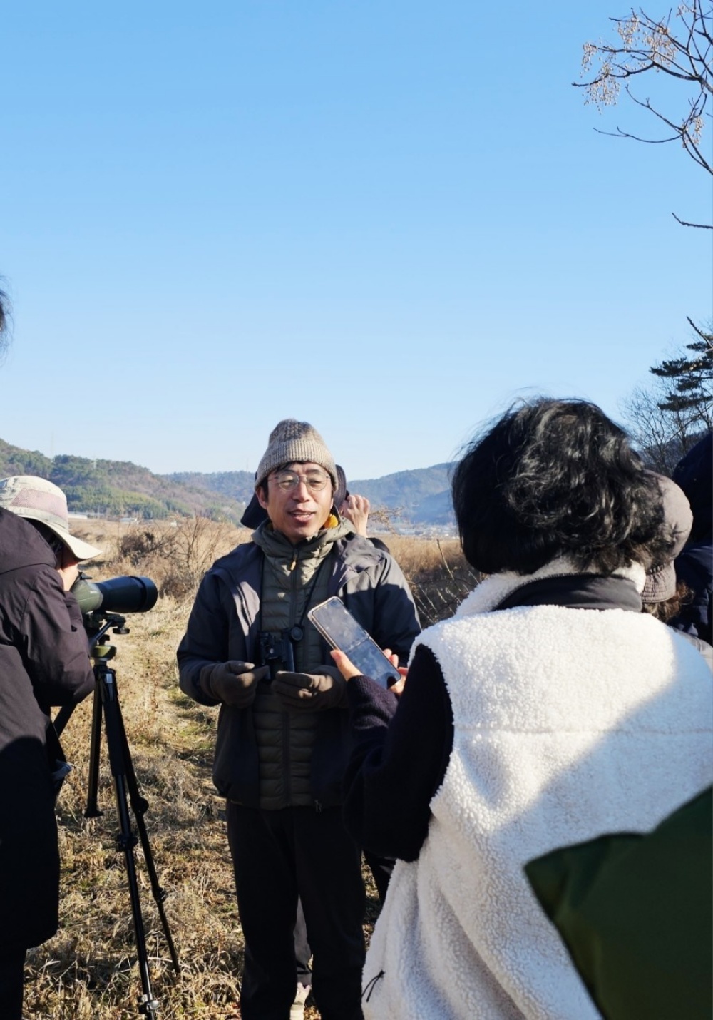 ▲ 김인철 새박사가 망원경으로 철새 보는것을 설명해주고 있다. ⓒ김경희