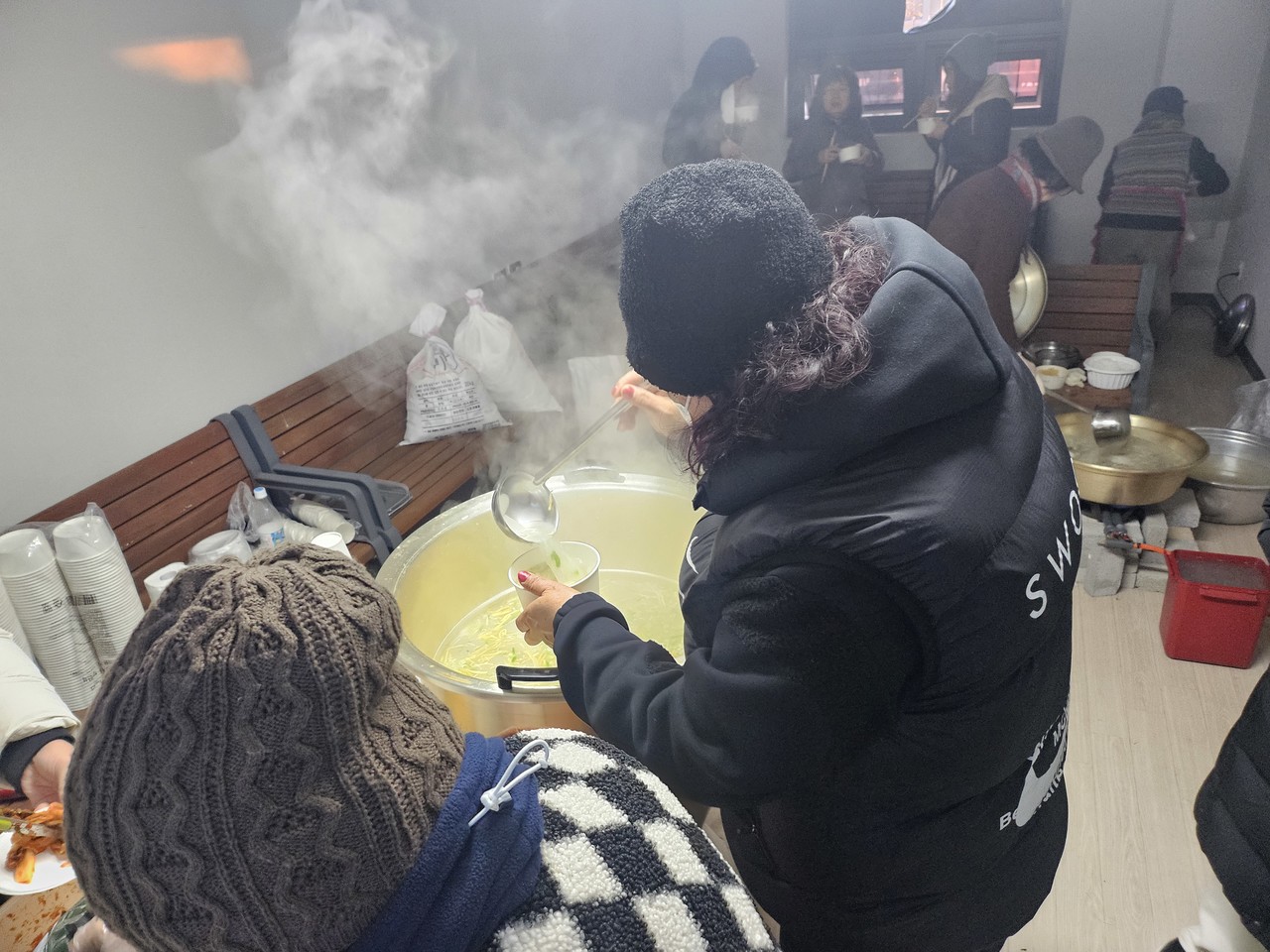 ▲ 여수 유탑유블래스, 새해 해돋이와 함께하는 떡국 나눔 행사 ⓒ김희정