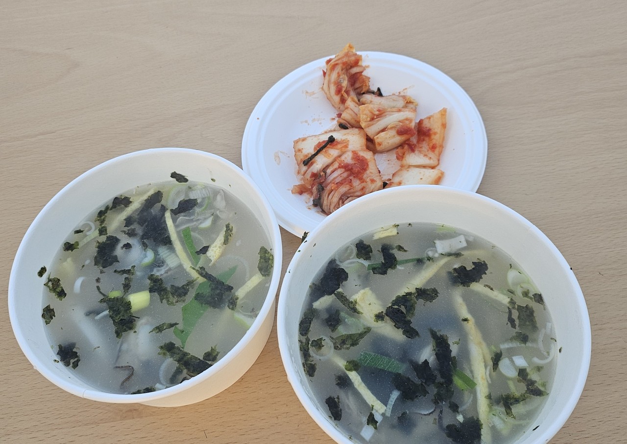 ▲ 여수 유탑유블래스, 새해 해돋이와 함께하는 떡국 나눔 행사 ⓒ김희정