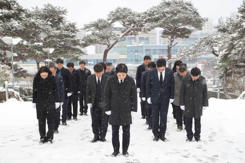 ▲ 시무식에 앞서 간부들이 목포 부흥산 현충탑 참배를 하고 있다. ⓒ전라남도교육청