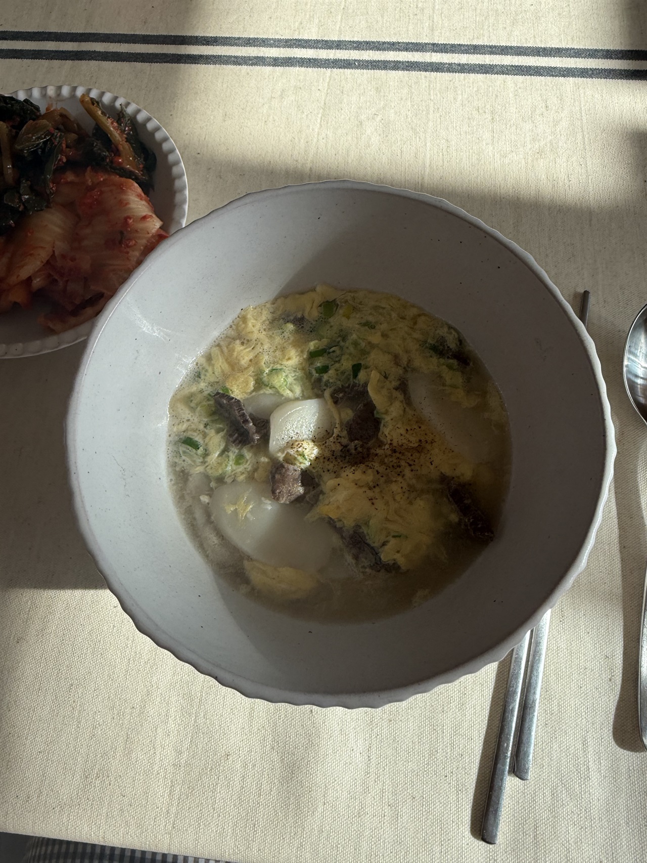 ▲ 떡국사위가 끓였다는데 참 정갈하게 보인다 맛도 있었다고 한다. ⓒ김용자