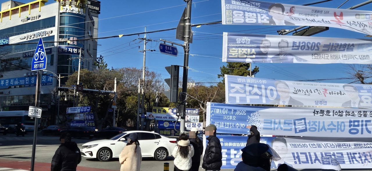 ▲ 여수 시내를 점령한 정치 현수막 ⓒ여수환경운동연합