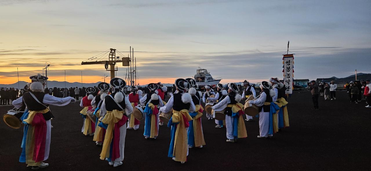 ▲ 한화솔루션(주), 쌍봉동 통장협의회가 공동으로 지난 1일 소호요트경기장에서 ‘2026 소호 분산 일출제’를 성황리에 개최했다. ⓒ여수시 