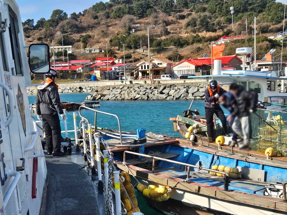 ▲ 여수해경 경비함정 경찰관이 연도 응급환자를 신속이송하고 있다. ⓒ여수해양경찰서