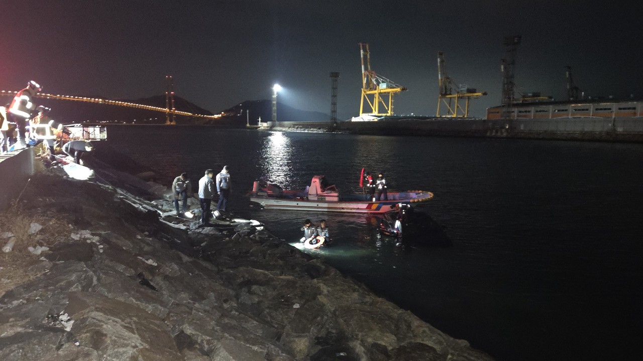 ▲ 광양항 해양공원 인근 차량 해상 추락자를 구조중인 장면 ⓒ여수해경