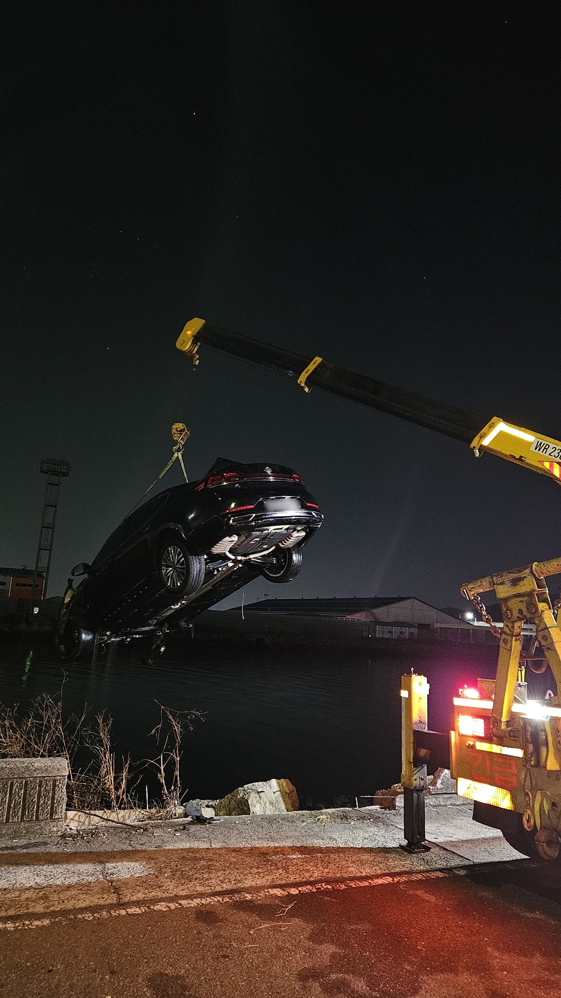 ▲ 광양항 해양공원 인근 해상에 추락한 차량을 육상으로 인양중이다. ⓒ여수해경