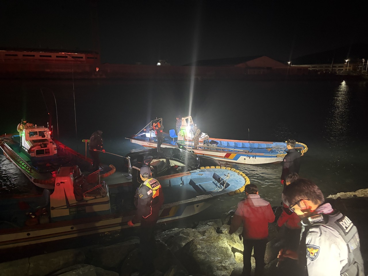 ▲ 광양항 해양공원 인근 차량 해상 추락자를 구조중인 장면 ⓒ여수해경