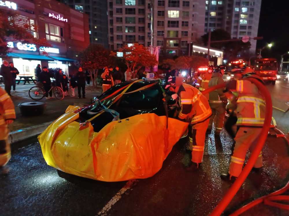 ▲ 전기차 화재 발생 모습 ⓒ여수소방서