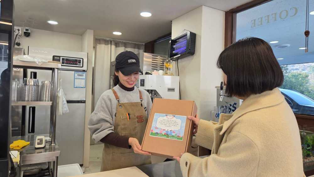 ▲만덕동 지역사회보장협의체가 따뜻한 나눔을 실천해 준 기부자에게 감사의 마음 전달하고 있다.  ⓒ여수시