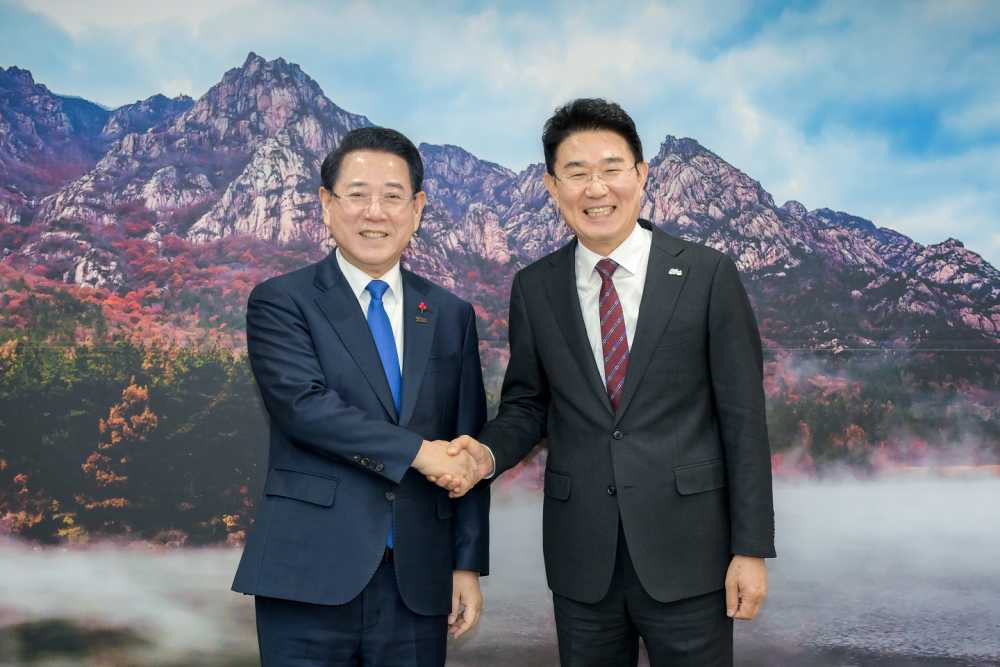 ▲7일 전남도청에서 김영록 전라남도지사를 만나 순천 미래첨단 소재 국가산단 후보지에 정부 전략산업인 「RE100 반도체 국가산단」 유치를 공식 건의했다. ⓒ 순천시