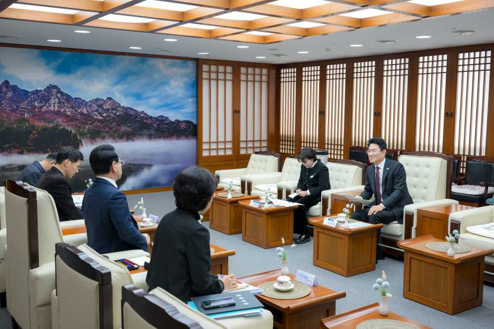 ▲7일 전남도청에서 김영록 전라남도지사를 만나 순천 미래첨단 소재 국가산단 후보지에 정부 전략산업인 「RE100 반도체 국가산단」 유치를 공식 건의 했다. ⓒ순천시