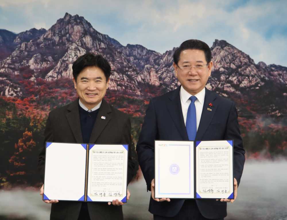 ▲ 김대중 전남교육감과 김영록 전남도지사가 공동선언문을 들고 있다. ⓒ전라남도교육청