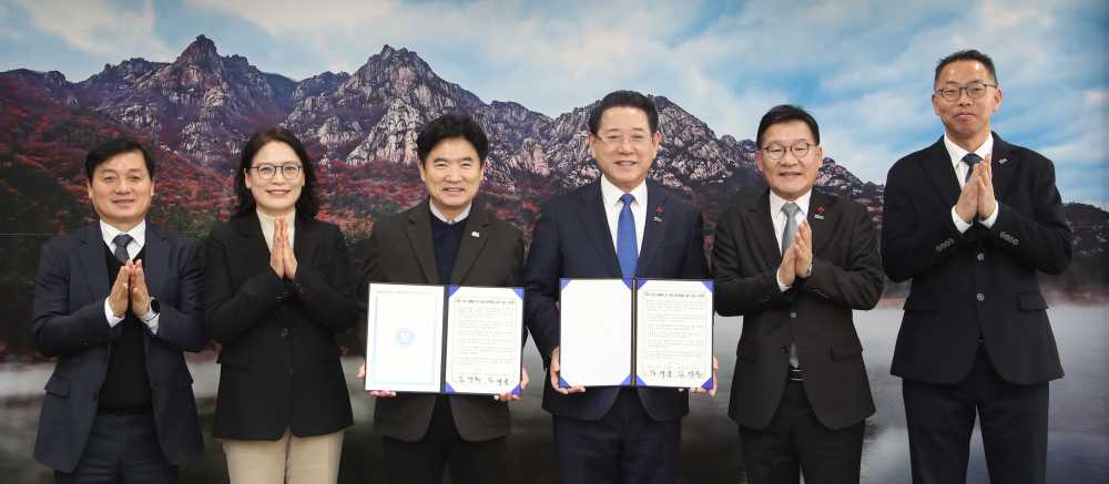 ▲ 전남교육청과 전남도청 관계자들이 공동선언문 발표 후 기념사진을 찍고 있다. ⓒ전라남도교육청