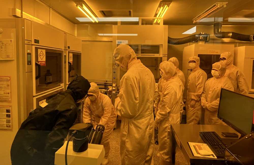 ▲ 반도체 산업 글로벌 인재양성 프로젝트에 참여한 학생들이 실무교육을 받고 있다. ⓒ전라남도교육청