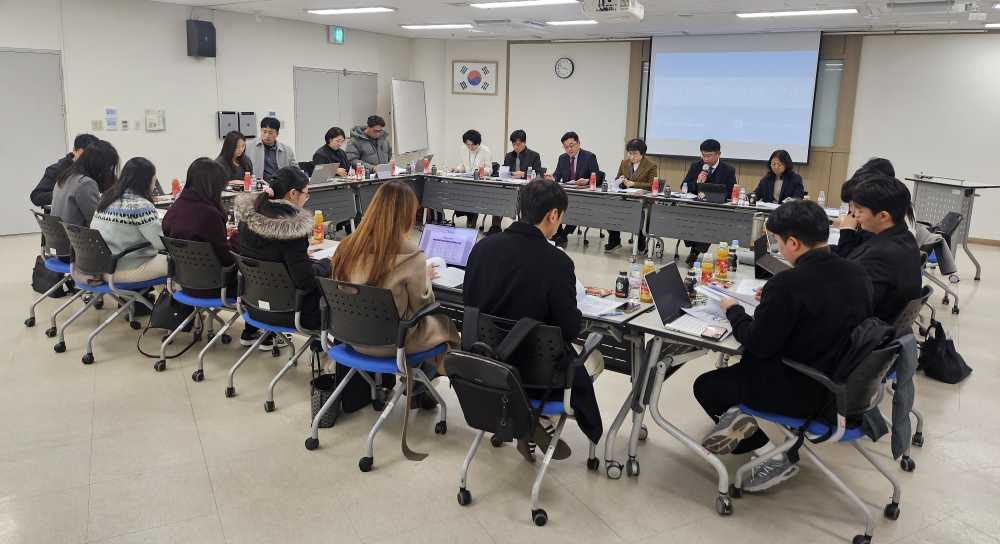 ▲ 9일 전남여성가족재단에서 TF 위원과 자료개발위원들이 ‘전남 AI 활용 가이드라인’ 제작 협의회를 갖고 있다. ⓒ전라남도교육청