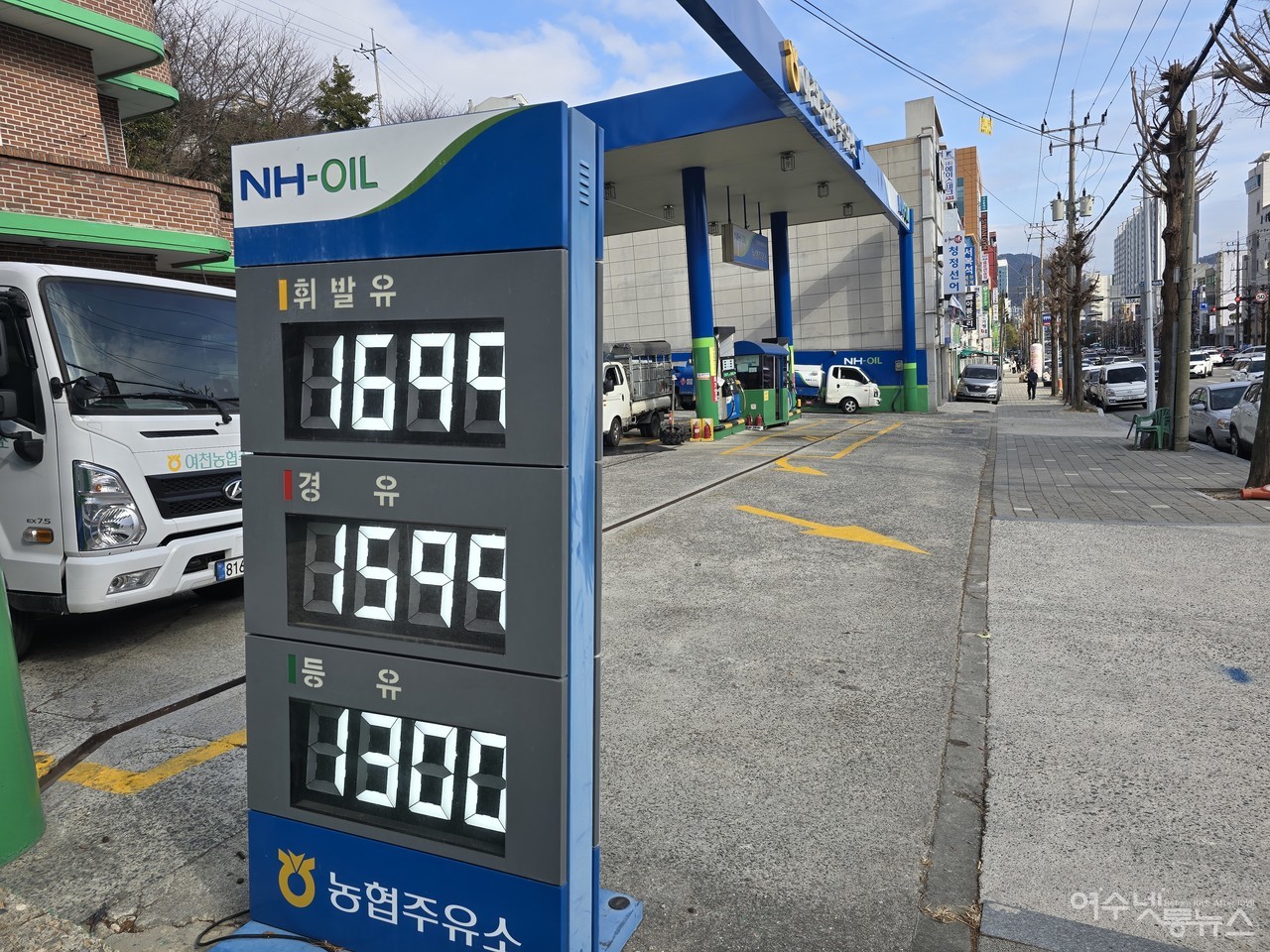 ▲ 여수 선원동 NH-OIL 여천농협주유소 12일 휘발유와 경유 가격표, 비교적 저렴한 편이다. ⓒ조찬현