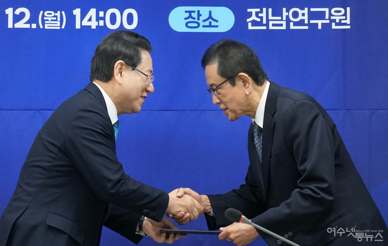 ▲ 김영록 전라남도지사가 12일 나주 전남연구원에서 열린 ‘광주·전남 행정통합 추진협의체’ 회의에 참석해 위원 위촉장을 수여하고 있다. ⓒ전라남도