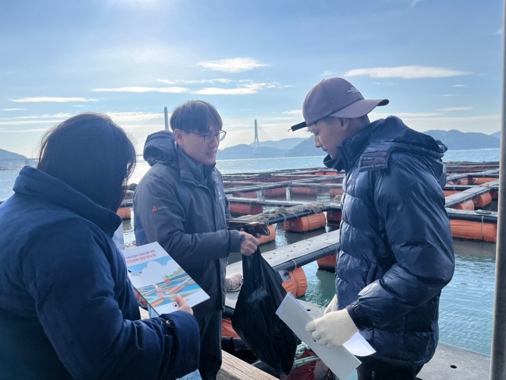 ▲ 여수시가 저수온 대비 양식장 교육자료 배포 등 현장 지도·점검을 실시했다. ⓒ여수시