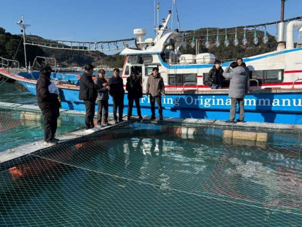 ▲ 여수시가 저수온 대비 양식장 교육자료 배포 등 현장 지도·점검을 실시했다. ⓒ여수시