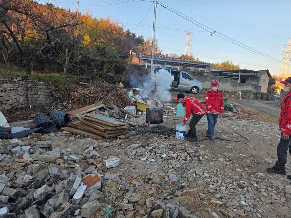 ▲여수시 산림재난대응단 신속 대응반이 예찰활동을 통해 산림인접지 소각행위를 단속 중에 있다. ⓒ여수시