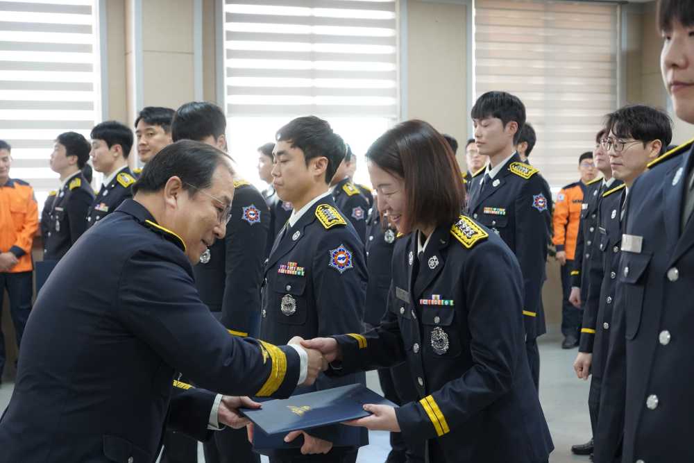 ▲2026년 상반기 인사발령에 따른 임용장 수여식 ⓒ여수소방서