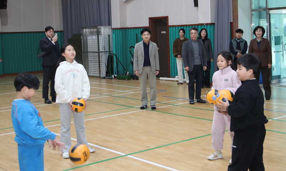 ▲김대중 전남교육감이 13일 장흥용산초‧중학교를 찾아, 학생들의 체육 수업을 참관하고 있다. ⓒ전라남도교육청