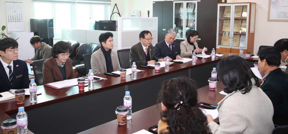 ▲김대중 전남교육감과 장흥고등학교 교육가족들이 고교학점제 운영과 학생 맞춤형 교육과정을 주제로 논의하고 있다. ⓒ전라남도교육청