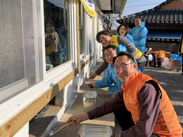 ▲ 한화솔루션(주),사랑의 희망하우스 페인팅 활동 현장 ⓒ소라종합사회복지관