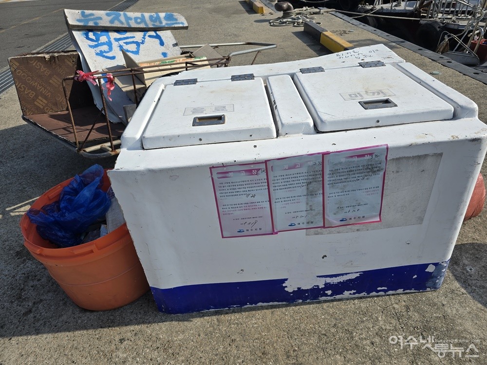 ▲ 여수시 국동항 불법 적치물 계고장 ⓒ조찬현